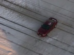 Nyangkut di Rel, Ford Mustang Hampir Ditabrak Kereta