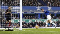 Kevin Mirallas melepaskan tendangan yang berbuah gol ke gawang Manchester City di menit ke-47. Pool/Darren Staples/Reuters/detikFoto.