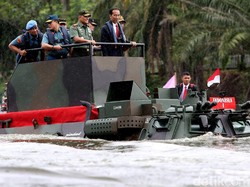 Hadiri Rapim TNI, Jokowi Naik Anoa Amphibi Melintasi Danau