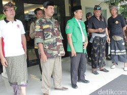 Lagu Indonesia Raya Iringi Pelaporan Munarman ke Polda Bali