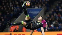 Aksi Gary Cahill melepaskan tendangan akrobatik saat berhadapan dengan Leicester City. The Blues meraih kemenangan 3-0 dalam pertandingan tersebut meski tidak diperkuat Diego Costa. (Foto: Laurence Griffiths/Getty Images)
