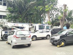 Pemilik Mobil ini Protes Kendaraannya Diderek Saat Beli Kopi