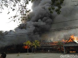 Toko Rotan Samping Ampera Rancabolang Bandung Terbakar