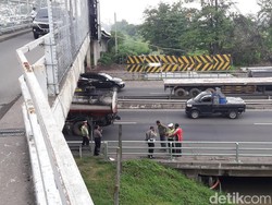 Seorang Pria Nekat Loncat dari Jembatan ke Tengah Jalan Tol