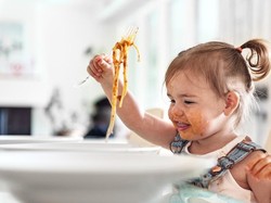 Anak Dikasih Makan Sendiri Nggak Mau, Maunya Punya Bundanya...