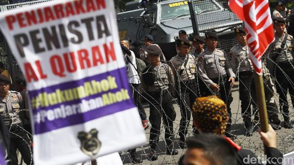 Perang Spanduk Massa Pro vs Kontra Ahok