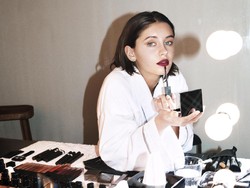 Cantiknya Putri Aktor Jude Law Jadi Model Iklan Lipstik Burberry