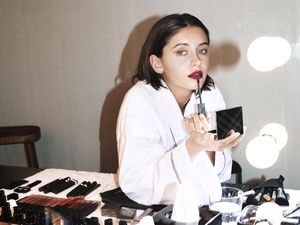 Cantiknya Putri Aktor Jude Law Jadi Model Iklan Lipstik Burberry Cantiknya Putri Aktor Jude Law Jadi Model Iklan Lipstik Burberry