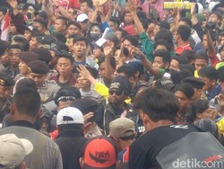 Massa Anti Pabrik Semen Rembang dan Petani Tembakau Saling Lempar Botol