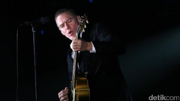 Bryan Adams saat tampil di Hotel Ritz Carlton.