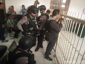 Polisi Bersenpi Kawal Sidang Vonis Kasus Tewasnya Pratu Galang