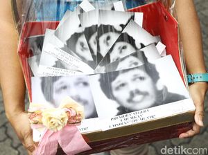 KontraS Serahkan Ribuan Kartu Pos Desak Penuntasan Kasus Munir KontraS Serahkan Ribuan Kartu Pos Desak Penuntasan Kasus Munir