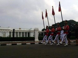 Berakhir Pekan di Jakarta, Asyiknya Nonton Pergantian Paspampres