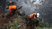 Pasukan Oranye Bersihkan Lumpur Sungai Cagak Tambora