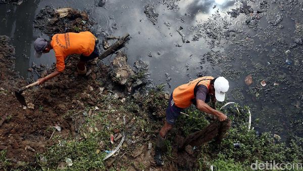 Pasukan Oranye Bersihkan Lumpur Sungai Cagak Tambora