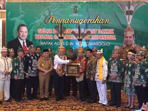 Agus Marto Diangkat Jadi Warga Kehormatan Masyarakat Dayak