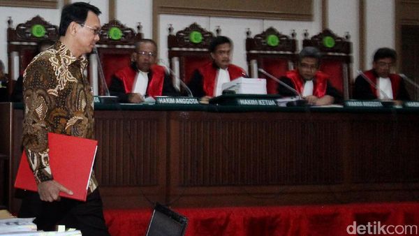 Ahok dan Map Merah di Sidang Penistaan Agama