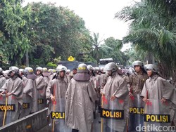 Gerimis, Polisi Pakai Jas Hujan Amankan Sidang Ahok
