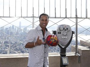 Ronaldinho Akan Nikahi Dua Perempuan Sekaligus?