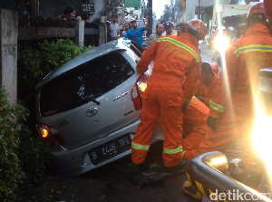Ada Mobil Terperosok di Cipinang Muara, Akses Sempat Ditutup