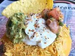 Yummy! Donat Nachos Ini Ditaburi Salsa dan Remahan Tortilla