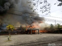 Selain Toko Rotan, Api Juga Lahap RM Ampera Rancabolang Bandung