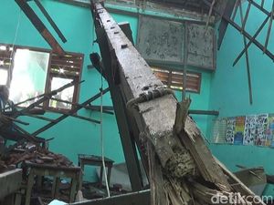 Atap Kelas Ambruk, Murid SD di Jombang Belajar di Musala