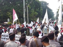 Kawal Sidang Ahok, Massa Pro dan Kontra Mulai Padati Kementan