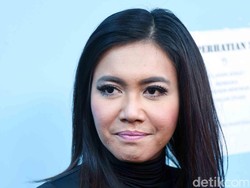 Simak Curhat Denada tentang Sakit Anaknya