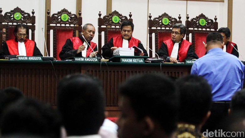 Hakim Tegur Saksi Polisi di Sidang Ahok: Jangan Ketawa-ketawa Hakim Tegur Saksi Polisi di Sidang Ahok: Jangan Ketawa-ketawa