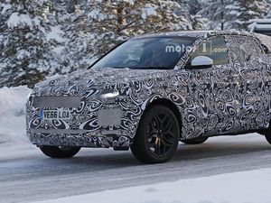 Wanita Cantik Tes SUV Jaguar E-Pace di Es