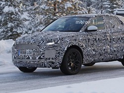 Wanita Cantik Tes SUV Jaguar E-Pace di Es