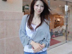 Usia 49 Tahun Masih Jelita, Wanita Ini Hebohkan Netizen