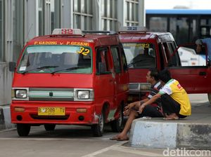 Sepinya Penumpang Angkot di Pulogebang Sepinya Penumpang Angkot di Pulogebang