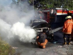 Korsleting, Taksi Terbakar di Dekat Gerbang Tol Bintara Bekasi