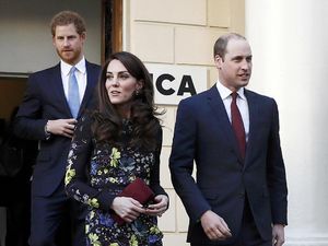 Alasan Kate Middleton & Pangeran William Tak Pernah Gandengan Tangan