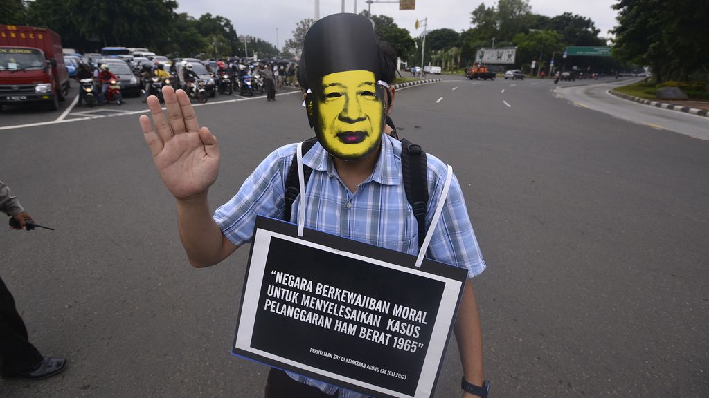Aktivis mengenakan topeng Soeharto saat aksi Kamisan mengelilingi komplek Istana, Jakarta Pusat, Kamis (16/1/2014). Aksi ke-337 itu sekaligus memperingati tujuh tahun Kamisan dan menuntut penegakan hukum atas kasus-kasus pelanggaran HAM berat. ANTARA FOTO/Fanny Octavianus/pras/14.