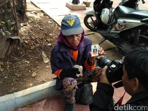Kecewanya Nenek Tinah Tak Lagi Bekerja Jadi Pasukan Oranye