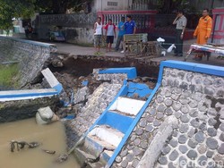 Tangkis Sungai Dekat Pemukiman Ambrol Resahkan Warga