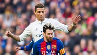 Rivalitas Ronaldo dan Messi makin panas saat bermain di Spanyol. Ronaldo di Real Madrid, dan Messi di kubu Barcelona. (Foto: Alex Caparros/Getty Images)
