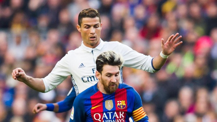 BARCELONA, SPAIN - DECEMBER 03:  Lionel Messi of FC Barcelona conducts the ball next to Cristiano Ronaldo of Real Madrid CF during the La Liga match between FC Barcelona and Real Madrid CF at Camp Nou stadium on December 3, 2016 in Barcelona, Spain.  (Photo by Alex Caparros/Getty Images)