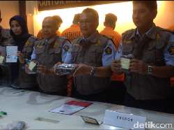 Petugas Imigrasi Tangkap 11 WNA di Jakarta Timur