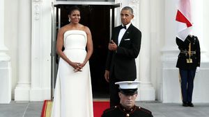 Foto: Gaya Anggun Michelle Obama Pamer Bahu Atletis