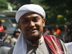 Polisi Sebut Tak Ada Habib Rizieq di Pesawat, Massa PA 212 Tetap Tunggu