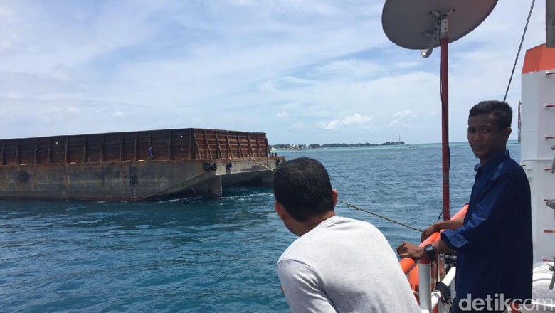 Kapal Tongkang yang Kandas di Kepulauan Seribu Robohkan Mercusuar