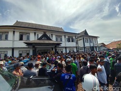Massa Petani Keramba Geruduk Kantor Kecamatan Jatiluhur