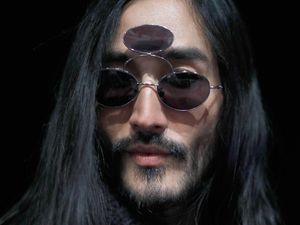 Kacamata Mata 3 Jadi Tren Aksesori Pria, Yay or Nay?