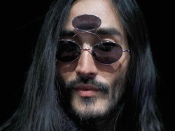 Kacamata Mata 3 Jadi Tren Aksesori Pria, Yay or Nay?