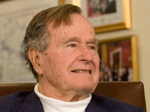 Lagi, Bush Senior Dituding Remas Bokong ABG 16 Tahun