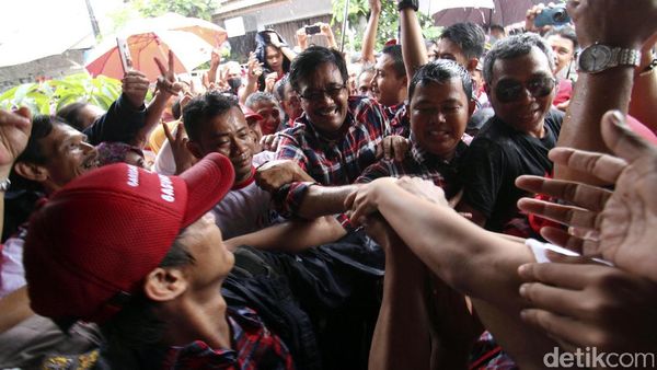 Diguyur Hujan, Djarot Sapa Warga Jakbar